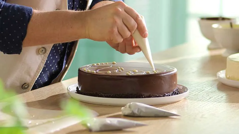 Zwijanie kornetów i dekorowanie ciast